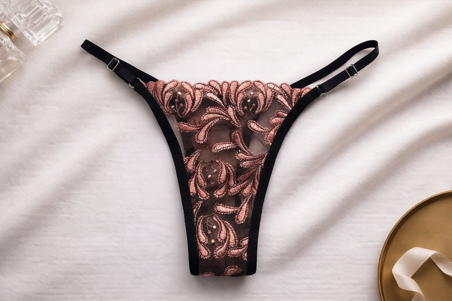 Tanga de Encaje Negro y Bronce